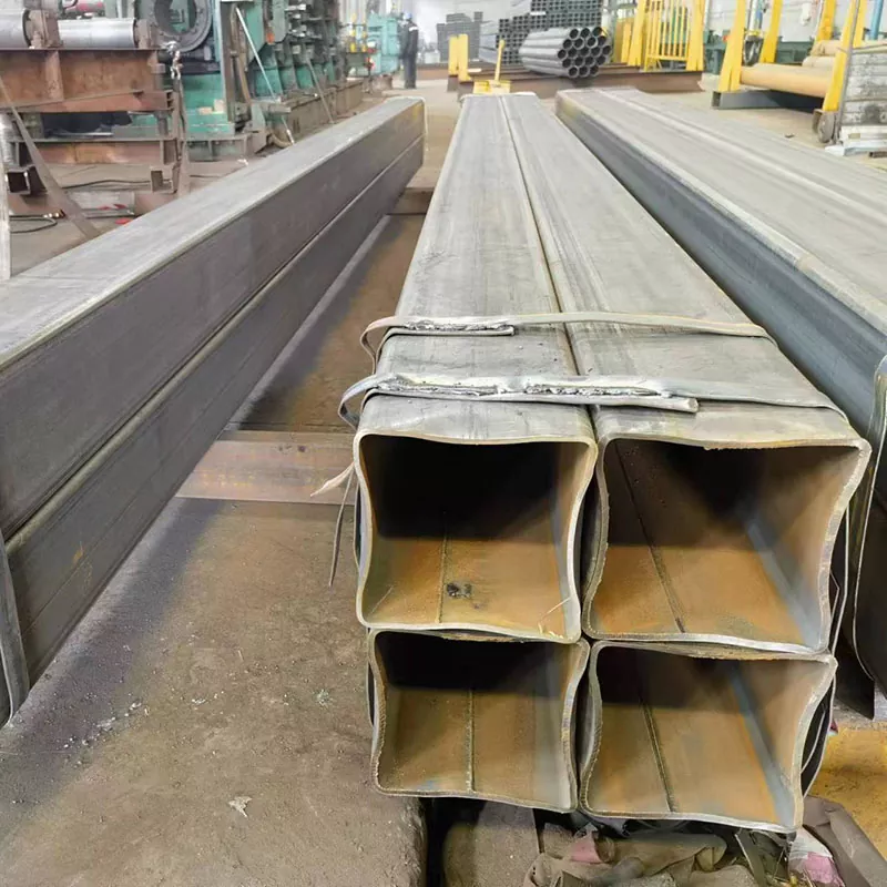 मोठ्या कॅलिबरची काळी आयताकृती ट्यूब