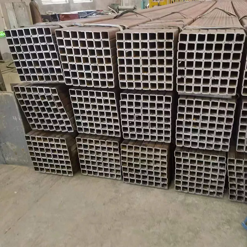 जाड काळी आयताकृती ट्यूब