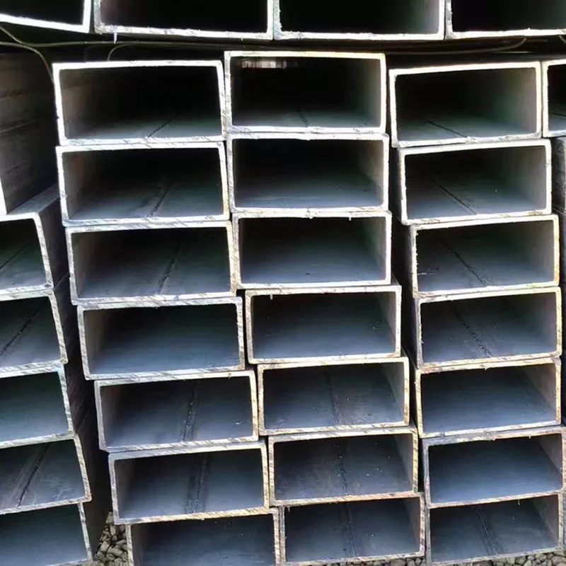 पातळ-भिंती असलेली काळी आयताकृती ट्यूब